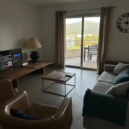 Vecchio Spacieux Climatise 100 M²